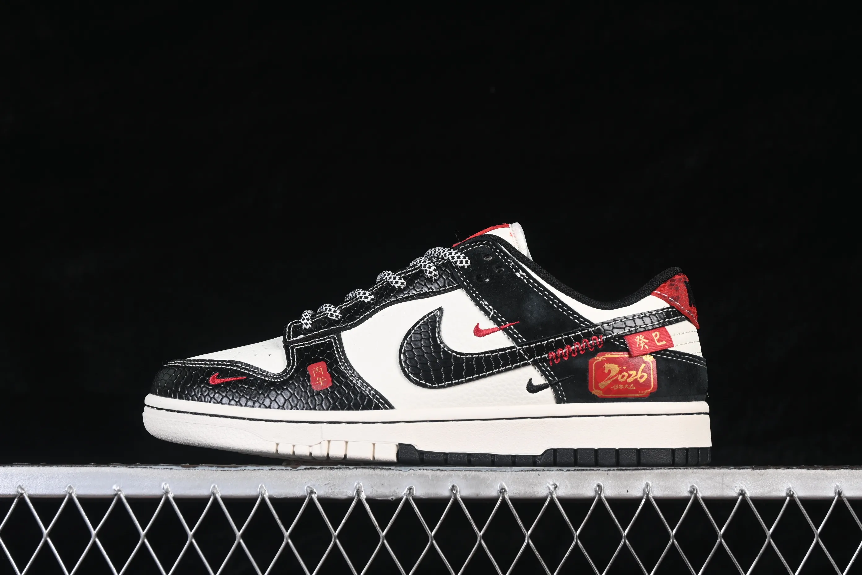 All categories Nk SB Dunk Series Nk SB Dunk Low High-end customized low-top sneakers Nike SB Dunk Low Year of the Horse limited edition Black and white contrasting colors High-end customized low-top casual sneakers YX5066-C92